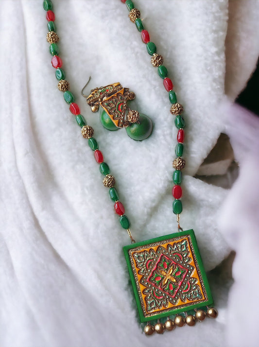 This exquisite set features a stunning design with a variety of vibrant colors. Handcrafted from terracotta, it is adorned with beautiful agate beads to create a unique and eye-catching piece.<br data-mce-fragment="1">