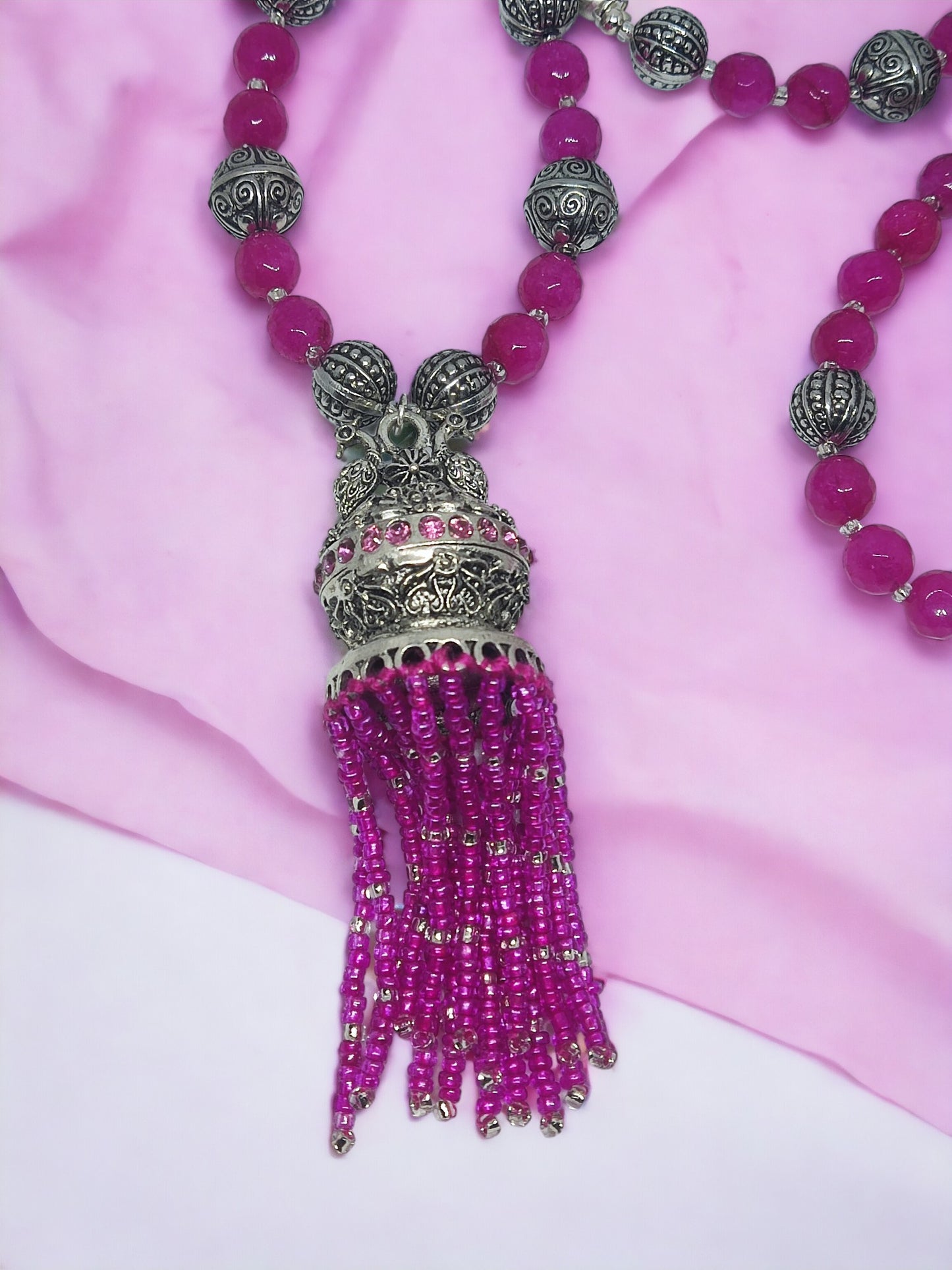The Indali Pink beaded 5 in 1 jewelry set is a must-have for any fashion-forward woman. Handmade with care, each piece features intricate beading in a soft pink hue. This versatile set offers 5 different styles that can be interchanged to suit your mood and outfit. From casual to formal, you can style this set differently for any occasion. The perfect addition to your jewelry collection