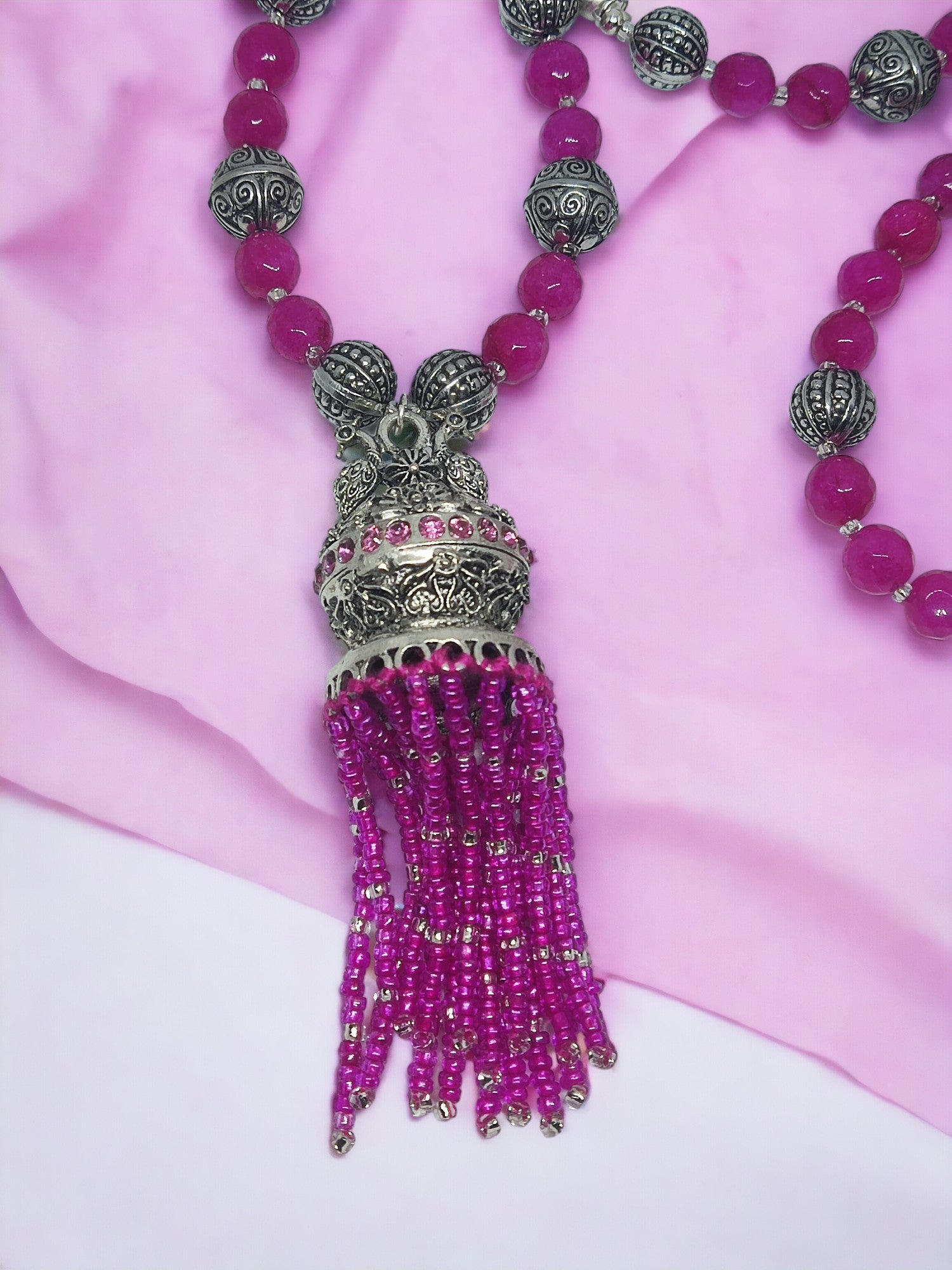 The Indali Pink beaded 5 in 1 jewelry set is a must-have for any fashion-forward woman. Handmade with care, each piece features intricate beading in a soft pink hue. This versatile set offers 5 different styles that can be interchanged to suit your mood and outfit. From casual to formal, you can style this set differently for any occasion. The perfect addition to your jewelry collection