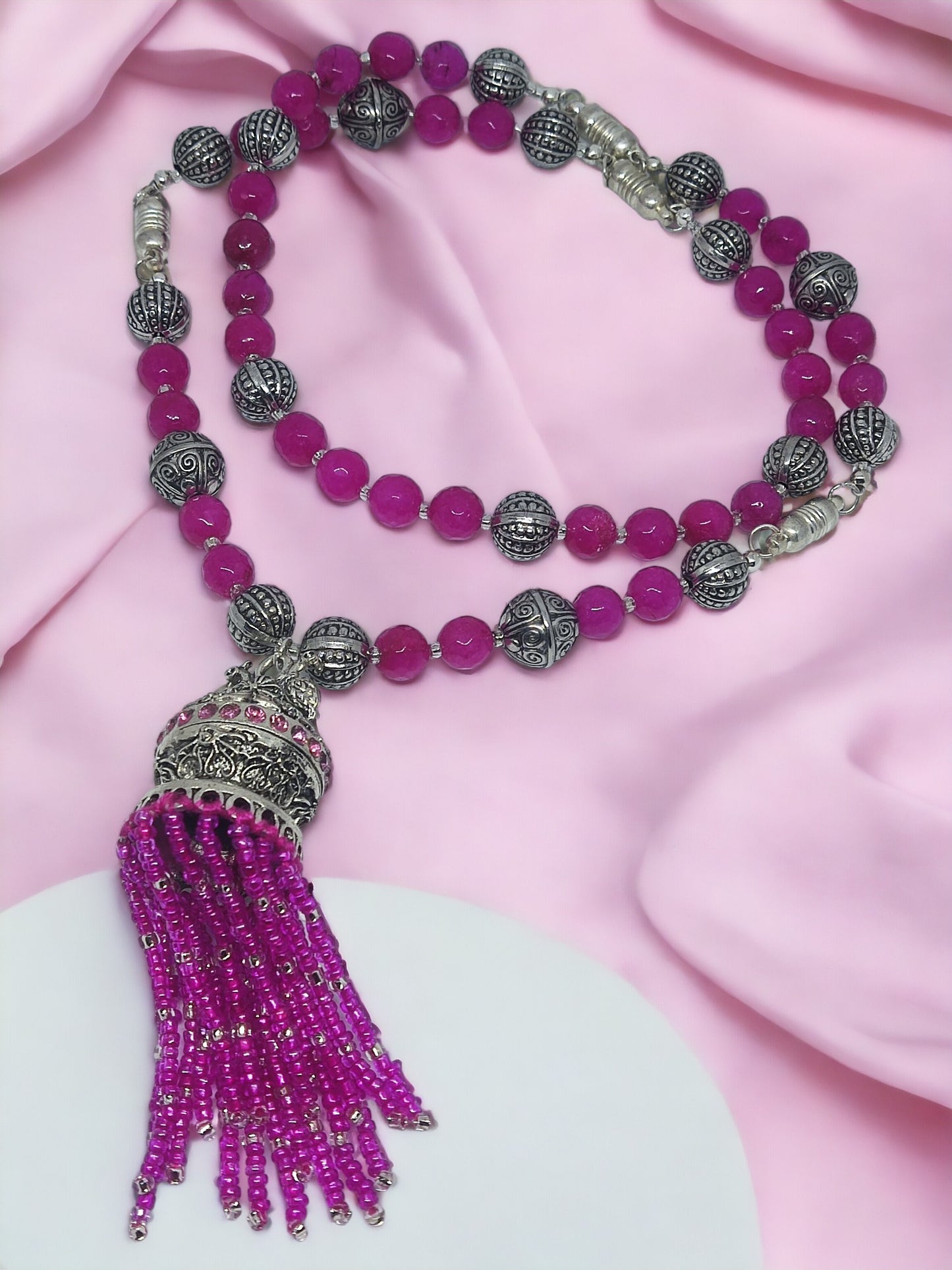 The Indali Pink beaded 5 in 1 jewelry set is a must-have for any fashion-forward woman. Handmade with care, each piece features intricate beading in a soft pink hue. This versatile set offers 5 different styles that can be interchanged to suit your mood and outfit. From casual to formal, you can style this set differently for any occasion. The perfect addition to your jewelry collection