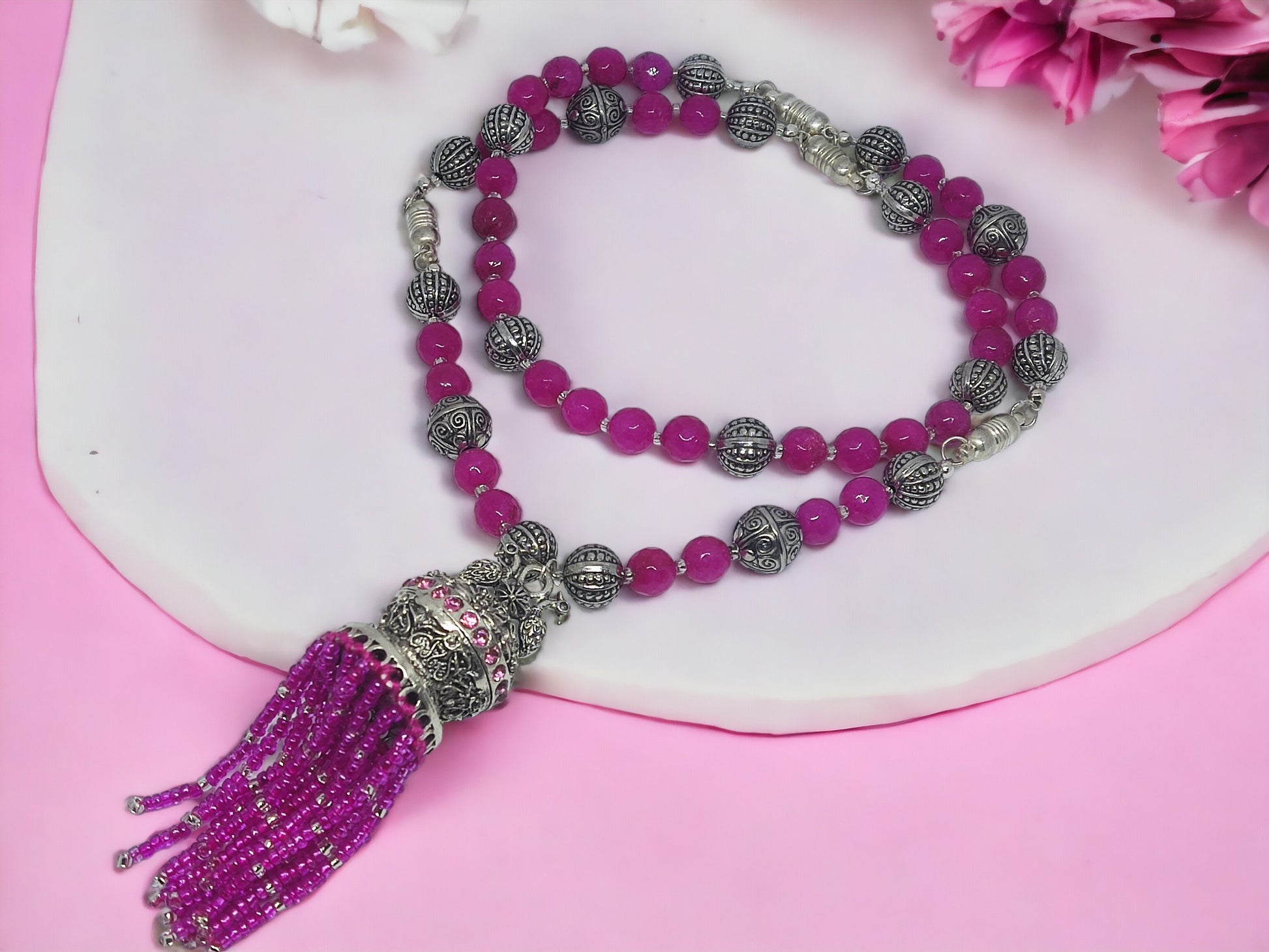 The Indali Pink beaded 5 in 1 jewelry set is a must-have for any fashion-forward woman. Handmade with care, each piece features intricate beading in a soft pink hue. This versatile set offers 5 different styles that can be interchanged to suit your mood and outfit. From casual to formal, you can style this set differently for any occasion. The perfect addition to your jewelry collection